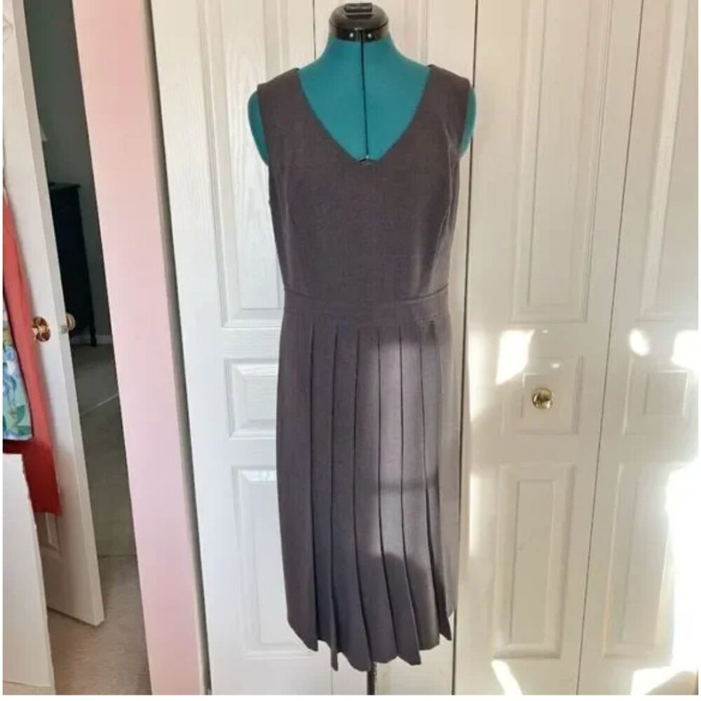 Donna Rico Flirty, sophisticated gray dress with pleats
